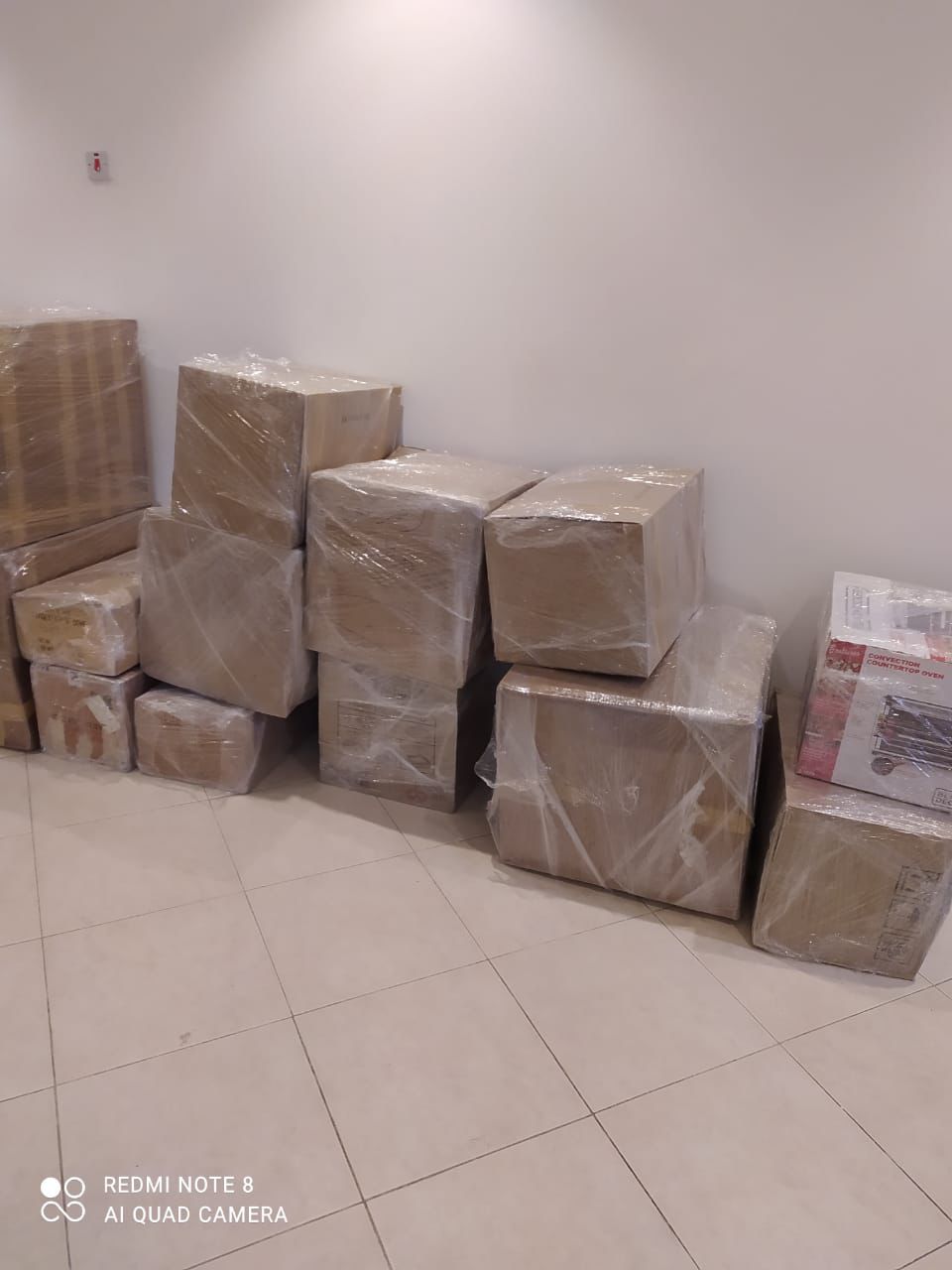 فريق عمل شركة المنطلق أثناء تنفيذ خدمة نقل عفش وتغليف الأثاث